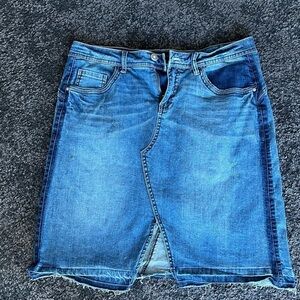 Cream Denim skirt, size 10. (?) (0235)